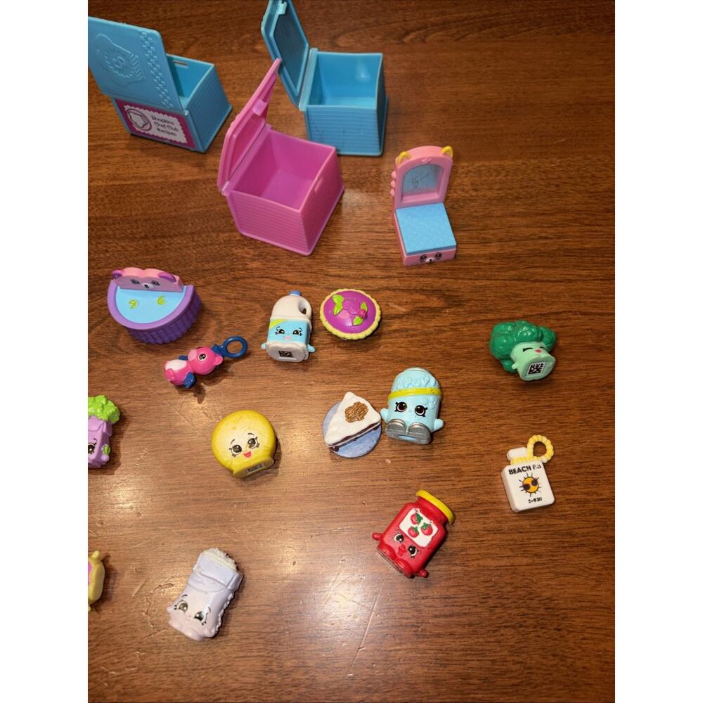Shopkins Lot Of 20 Pieces Moose Kids Toys Collection Mini Figures - Picture 4 of 4